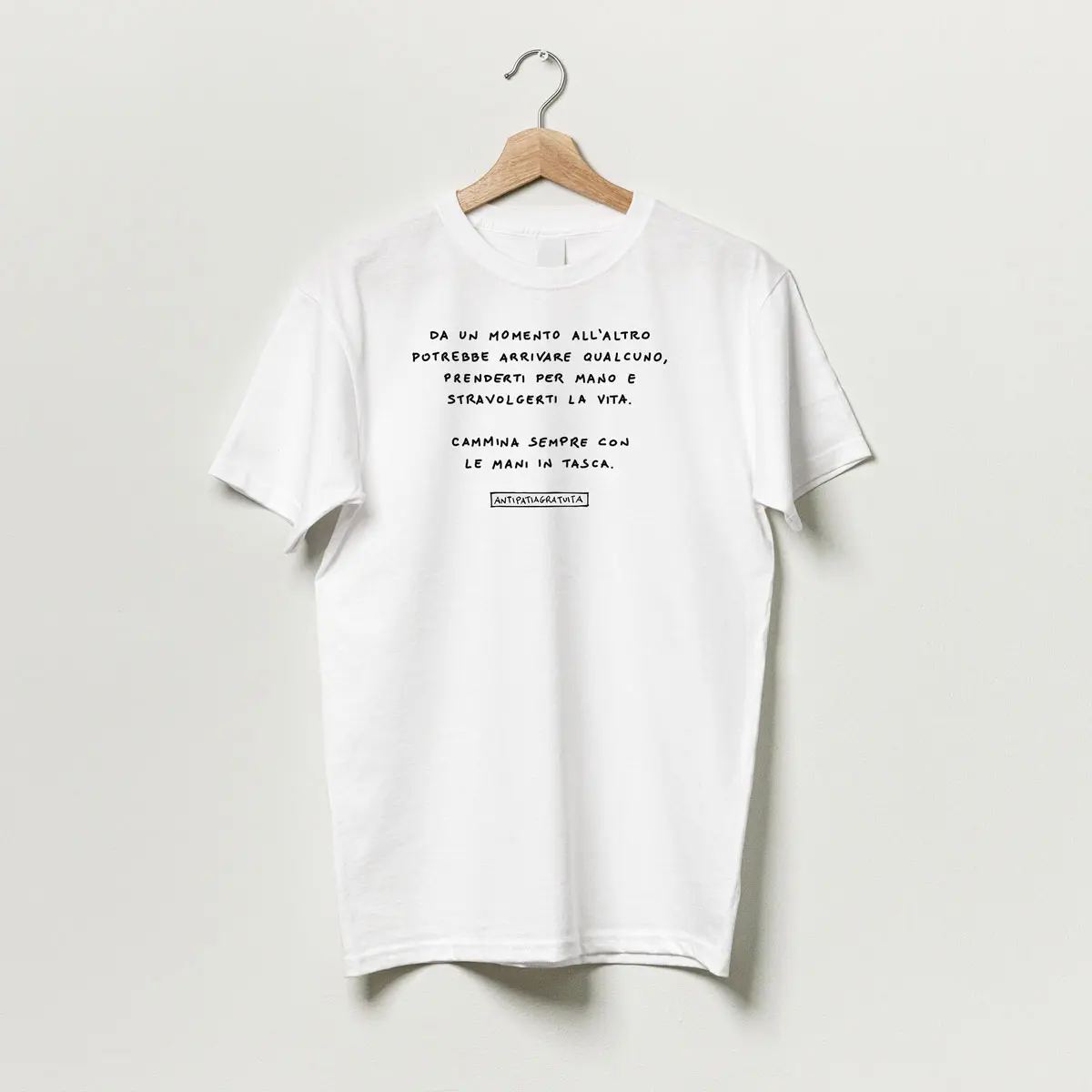 T-shirt "Mani in tasca" - immagine 4