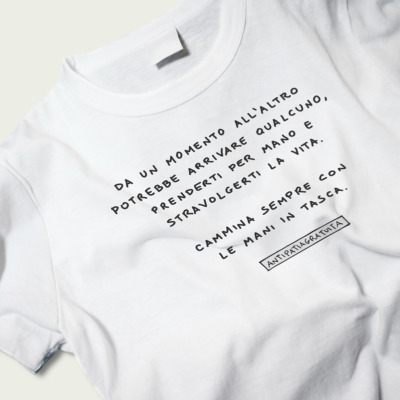 T-shirt "Mani in tasca"