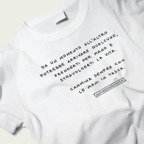 T-shirt "Mani in tasca"