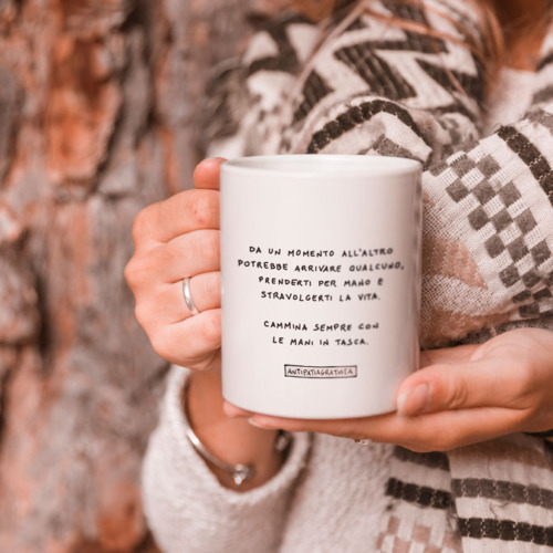 Tazza in ceramica "Mani in tasca"