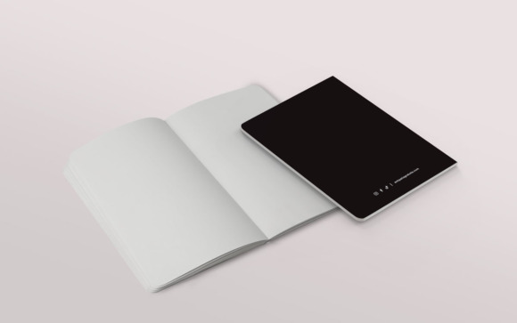 Immagine del quaderno di Antipatia Gratuita. In primo piano il quaderno chiuso con visibile il retro della copertina, in secondo piano il quaderno aperto