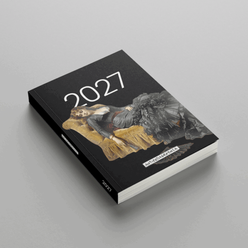 Agenda 2027 Antipatiagratuita in prospettiva su sfondo grigio. La copertina nera mostra la scritta &ldquo;2027&rdquo; in bianco e un dipinto ottocentesco di una donna in abito scuro, sdraiata con aria annoiata su una chaise longue dorata, con un ventaglio caduto a terra.