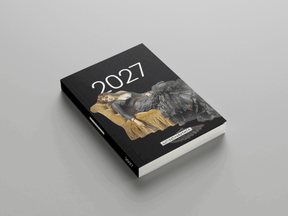 Agenda 2027 Antipatiagratuita in prospettiva su sfondo grigio. La copertina nera mostra la scritta &ldquo;2027&rdquo; in bianco e un dipinto ottocentesco di una donna in abito scuro, sdraiata con aria annoiata su una chaise longue dorata, con un ventaglio caduto a terra.