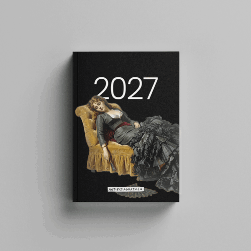 Copertina frontale dell’agenda 2027 Antipatiagratuita: su fondo nero, la scritta “2027” in bianco sopra un dipinto d’epoca di una donna in abito grigio con balze, abbandonata su una chaise longue dorata, e un ventaglio ai suoi piedi.
