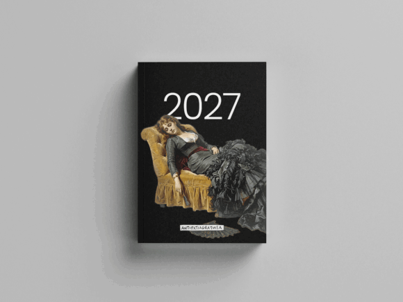 Copertina frontale dell&rsquo;agenda 2027 Antipatiagratuita: su fondo nero, la scritta &ldquo;2027&rdquo; in bianco sopra un dipinto d&rsquo;epoca di una donna in abito grigio con balze, abbandonata su una chaise longue dorata, e un ventaglio ai suoi piedi.