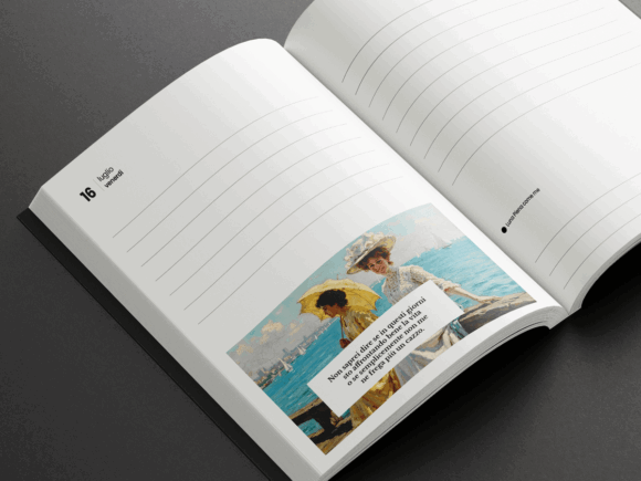 Pagina di venerd&igrave; 16 luglio con righe per gli appunti e un dipinto di due donne con ombrellini su un pontile al mare, accompagnato dalla frase: &ldquo;Non saprei dire se in questi giorni sto affrontando bene la vita o se semplicemente non me ne frega pi&ugrave; un cazzo.&rdquo; Sulla pagina accanto, l&rsquo;indicazione lunare &ldquo;Luna Piena come me&rdquo;.