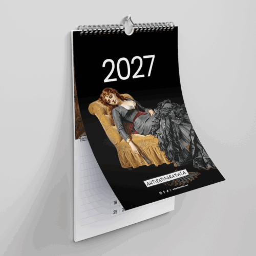 Calendario da parete 2027 Antipatiagratuita con rilegatura a spirale, appeso a un gancio. La copertina nera, leggermente sollevata, mostra la scritta &ldquo;2027&rdquo; in bianco e un dipinto ottocentesco di una donna in abito grigio sdraiata con aria annoiata su una chaise longue dorata.