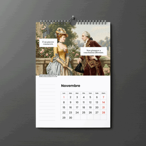 Pagina di novembre del calendario da parete Antipatiagratuita. In alto un dipinto settecentesco di una dama e un gentiluomo in un giardino, con i fumetti “È un piacere conoscerti.” e “Non giungere a conclusioni affrettate.” In basso la griglia del mese con le domeniche e il 1° novembre in rosso, e uno spazio a righe per gli appunti.