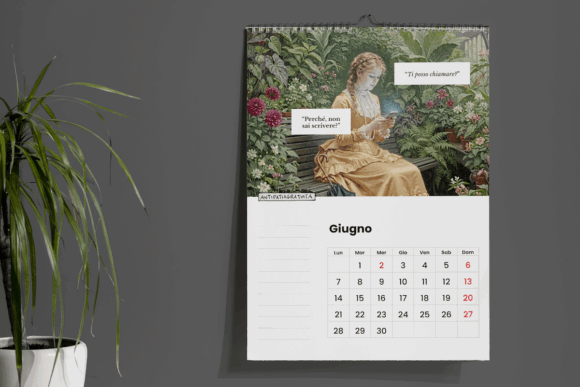 Calendario da parete Antipatiagratuita aperto su giugno, appeso a una parete grigia accanto a una pianta. In alto il dipinto di una ragazza in abito giallo d’epoca che guarda lo smartphone in una serra, con i fumetti “Ti posso chiamare?” e “Perché, non sai scrivere?”. In basso la griglia del mese e uno spazio a righe per gli appunti.