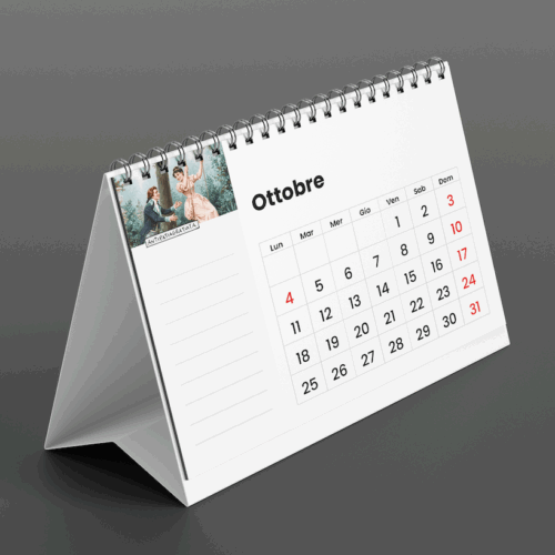 Calendario da tavolo Antipatiagratuita aperto su ottobre, con la griglia del mese e le domeniche e il 4 ottobre in rosso. In alto a sinistra un piccolo dipinto d’epoca con una donna sull’altalena e un uomo ai suoi piedi, sotto uno spazio a righe per gli appunti.