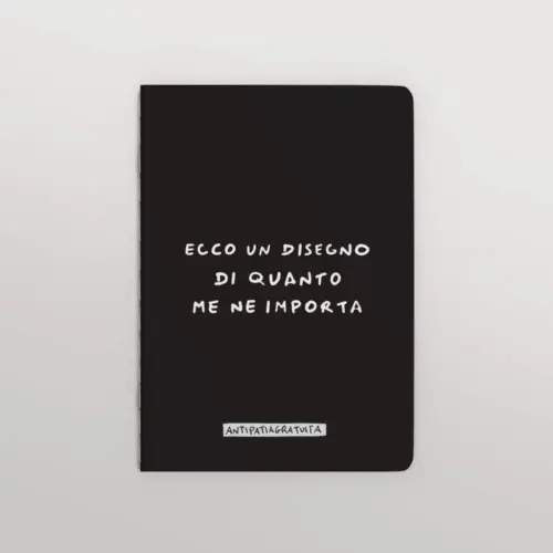 Quaderno nero con angoli arrotondati visto frontalmente su sfondo grigio chiaro. Sulla copertina, in bianco e in stile scritto a mano, la frase &ldquo;Ecco un disegno di quanto me ne importa&rdquo; e in basso l&rsquo;etichetta &ldquo;Antipatiagratuita&rdquo;.